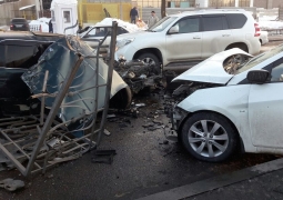 В Алматы BMW на полном ходу снес забор, фуру и Hyundai Accent (ВИДЕО)
