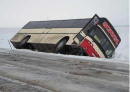 Три пассажирских автобуса угодили в кювет в ВКО