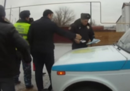 Глава МПС порвал протокол составленный полицейским в Атырауской области (ВИДЕО)