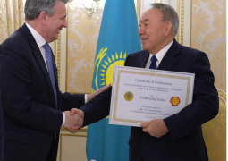 Нурсултану Назарбаеву вручили сертификат на голландские цветы