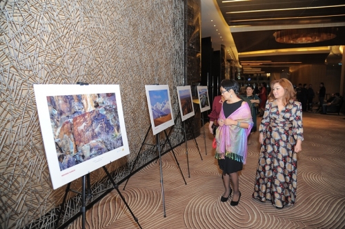 На фотовыставке в Баку показали "Неизвестный Казахстан"