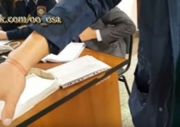 Полицейские надели наручники на адвоката в здании суда (ВИДЕО)