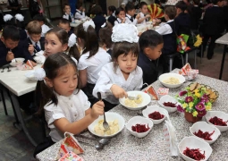 В Астане школьникам младших классов вернут бесплатное питание