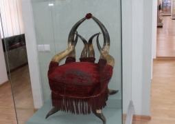 Уникальное красное кресло бая из рогов тура выставлено в музее Петропавловска