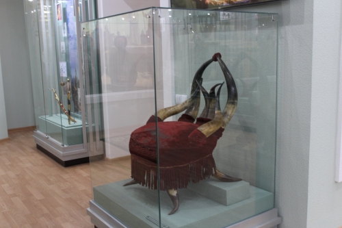 Уникальное красное кресло бая из рогов тура выставлено в музее Петропавловска