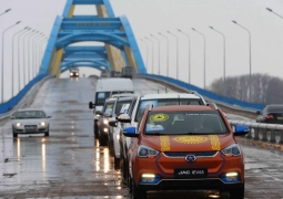 Костанайские электромобили прошли парадом по крупнейшему в Средней Азии мосту