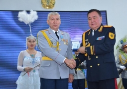 Спасшего 4-х детей при пожаре карагандинского полицейского наградили медалью за мужество  