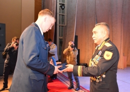 В СКО полицейский получил государственную награду за спасение девушки 