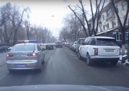 В ДВД Алматы не нашли нарушений в действиях патрульных, осмеявших водителя