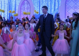 Асет Исекешев провел новогодний хоровод с детьми 