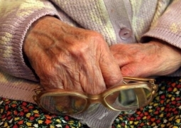 Мошенница обокрала 90-летнюю бабушку на 800 тысяч в Астане
