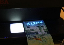 В Атырау банкомат выдал купюру, помеченную словом "взятка"