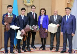 Дарига Назарбаева подарила компьютеры победителям международных олимпиад