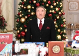 Нурсултан Назарбаев исполнил обязанности Деда Мороза