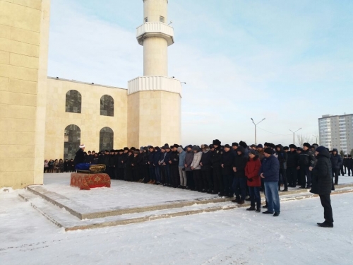 Погибшего во время погони полицейского похоронили в Караганде