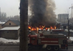 Пожарные предотвратили взрыв баллона при пожаре на СТО в Алматы (ВИДЕО)