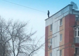 В Рудном парень грозит покончить с собой, спрыгнув с крыши 5-этажного дома