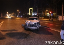 Легковушка протаранила остановку в Алматы, есть пострадавшие