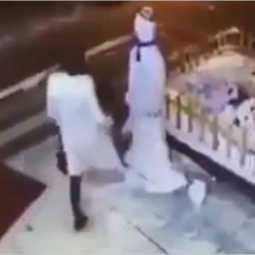 Гламурная дама подралась со снеговиком в Казахстане (ВИДЕО)