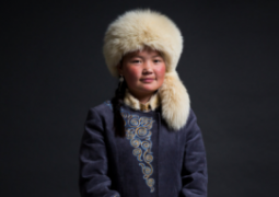 Знаменитая девочка-беркутчи не переедет в Казахстан