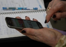 В Актау пенсионеров научили пользоваться приложениями в мобильных телефонах