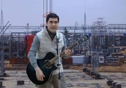 Президент Туркменистана спел под гитару перед избирателями (ВИДЕО)