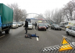 Поленившийся подняться на пешеходный мост мужчина погиб под колесами авто в Алматы 