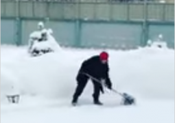 Макпал Жунусова сама убирает снег (ВИДЕО) 
