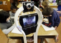 За учеников-инвалидов школы в Караганде посещают роботы