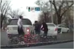 "Дорожные войны" в Алматы: Мужчины из внедорожника избили водителя Lada (ВИДЕО)