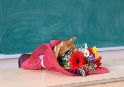Дарить учителям цветы не запрещено, - МОН РК