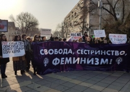 Феминистки устроили марш на Арбате в Алматы (ВИДЕО)