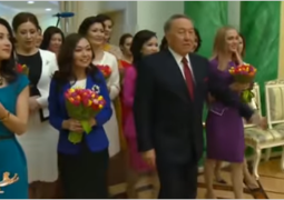 Нурсултан Назарбаев провел для женщин экскурсию по Акорде (ВИДЕО)