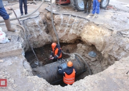 Пятиметровая яма образовалась из-за крупной коммунальной аварии в Астане (ВИДЕО)