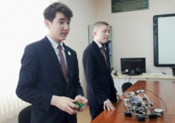 Школьник из Павлодара собрал кубик Рубика быстрее мирового рекордсмена (ВИДЕО)