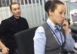Сотрудница Air Astana отказалась разговаривать с "застрявшими" пассажирами и вызвала полицию (ВИДЕО)