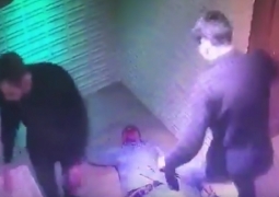 В сеть попало видео жестокого избиения мужчины в ночном клубе Атырау