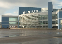 Семью казахстанцев 16 часов продержали в подвале аэропорта Вильнюса