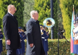 Нурсултан Назарбаев посетил Аллею Шахидов в Баку