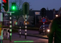 В Нидерландах появились светофоры для гаджетозависимых