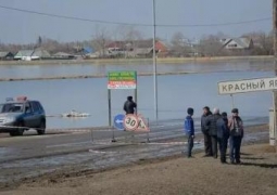 Паводок в Кокшетау: вода сносила автомобили
