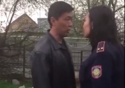Мужчина напал на девушку-полицейского на территории школы в Алматы