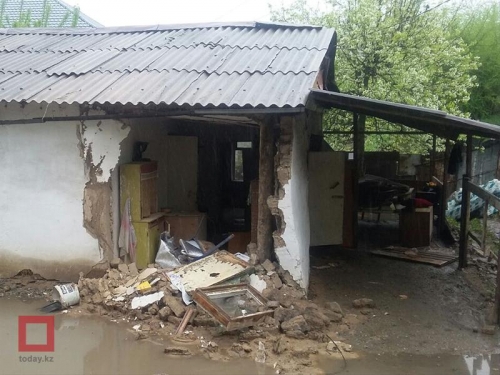 Людей эвакуируют из подтопленных районов Алматы