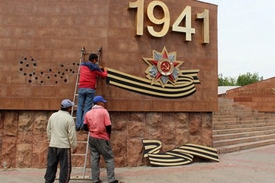 Георгиевскую ленту на Обелиске Славы в Шымкенте заменили казахстанской