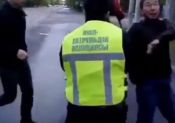 Пьяный водитель напал на полицейского в Алматы (ВИДЕО)