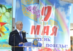 Аким Амандык Баталов исполнил песню Высоцкого во время празднования Дня Победы