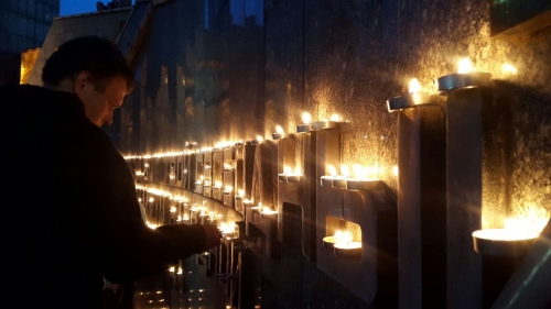 Мемориал Славы в Усть-Каменогорске осветили тысячи огоньков