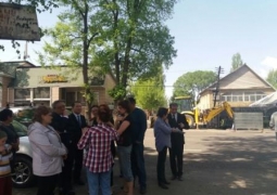 Владельцы сносимых в Алматы домов требуют построить им новый поселок 