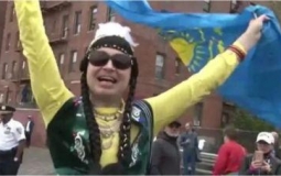 На гей-параде в США развернули флаг Казахстана 