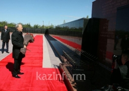 Нурсултан Назарбаев возложил цветы к мемориалу жертв политических репрессий